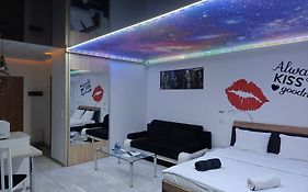 Good Day Apartments- Private Parking New Town